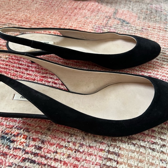 Miu Miu suede round toe pumps with kitten heels. - Picture 3 of 5